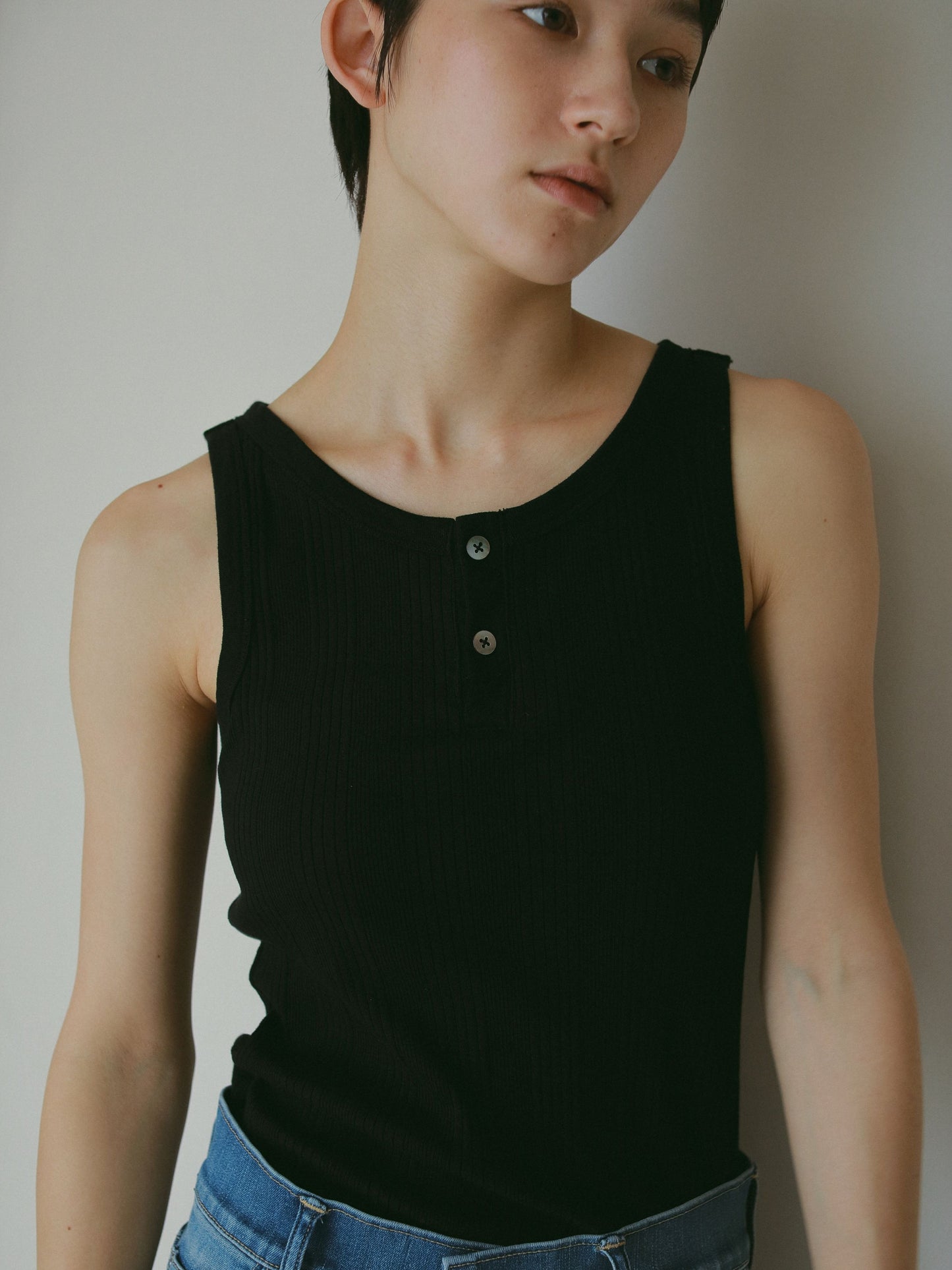 【SURT×CASA FLINE】カップ付ヘンリーネックトップス