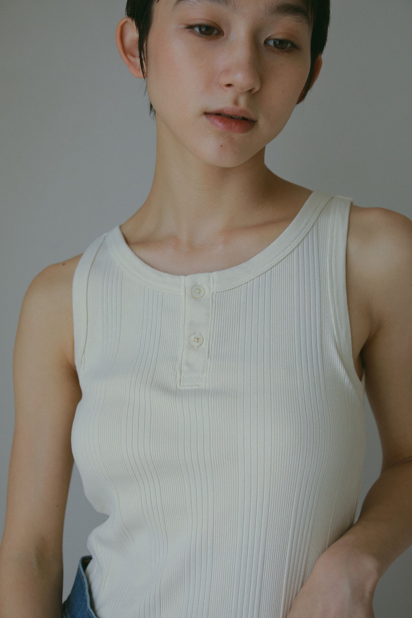 【SURT×CASA FLINE】カップ付ヘンリーネックトップス