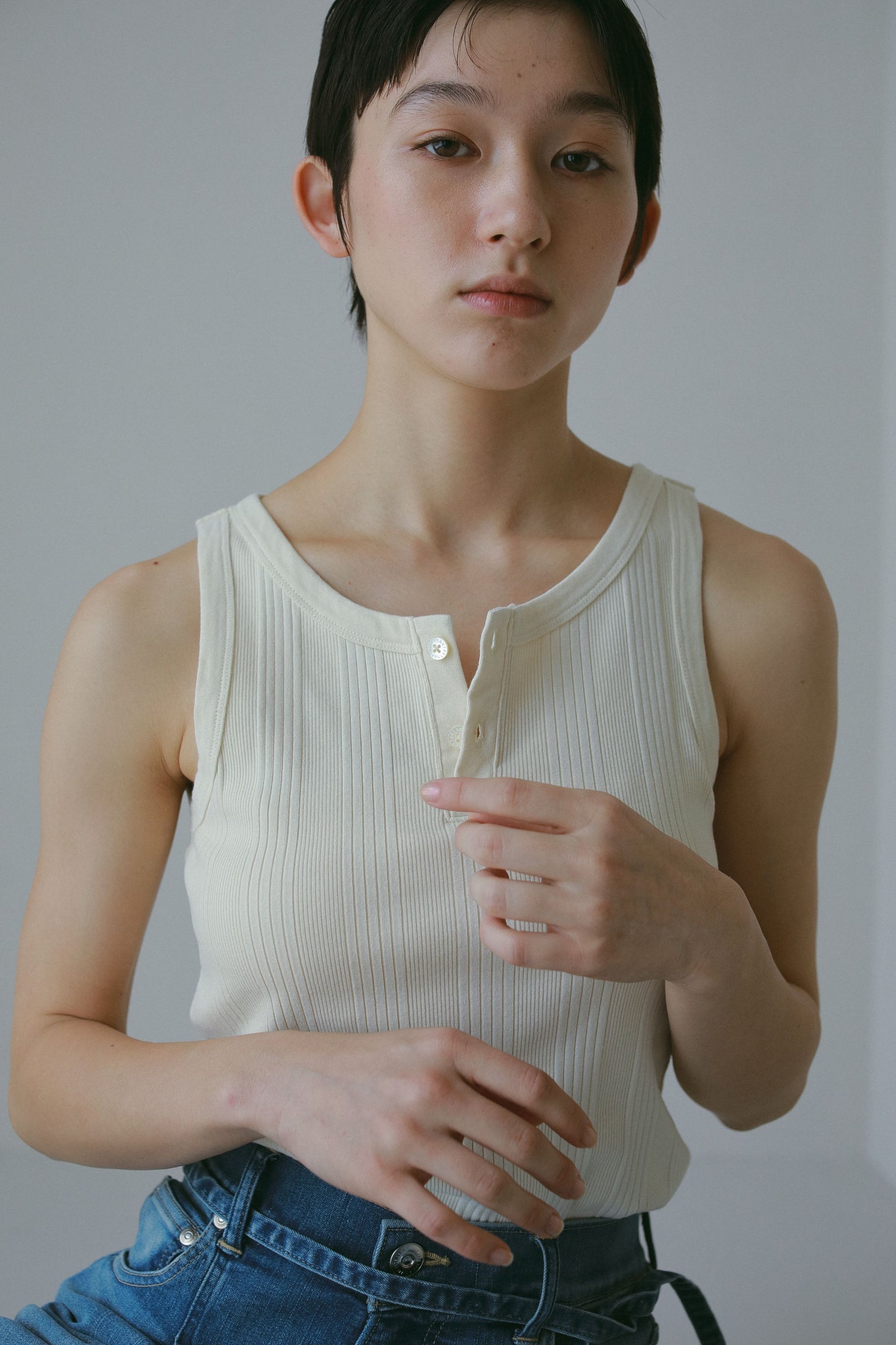 【SURT×CASA FLINE】カップ付ヘンリーネックトップス