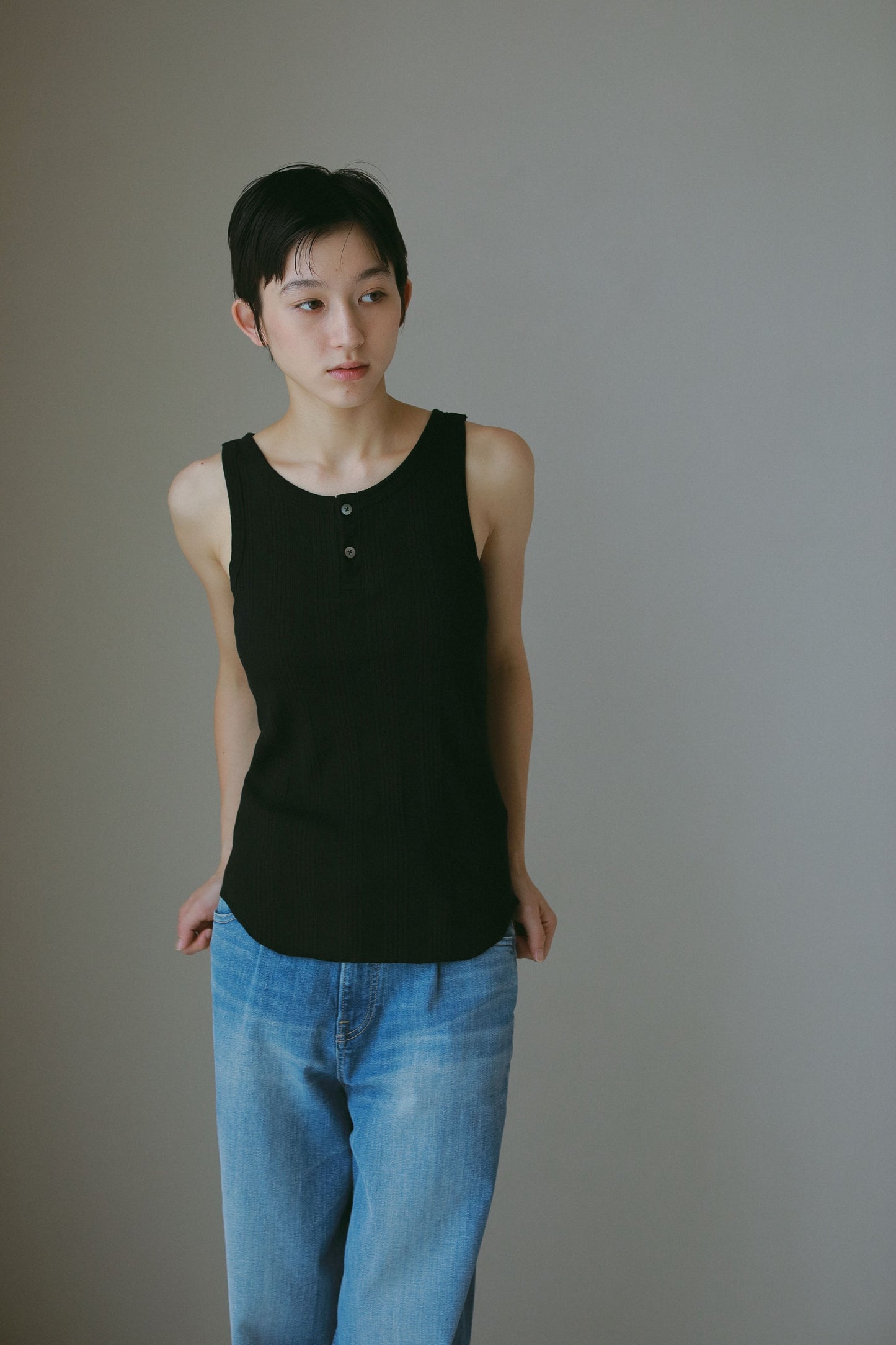 【SURT×CASA FLINE】カップ付ヘンリーネックトップス