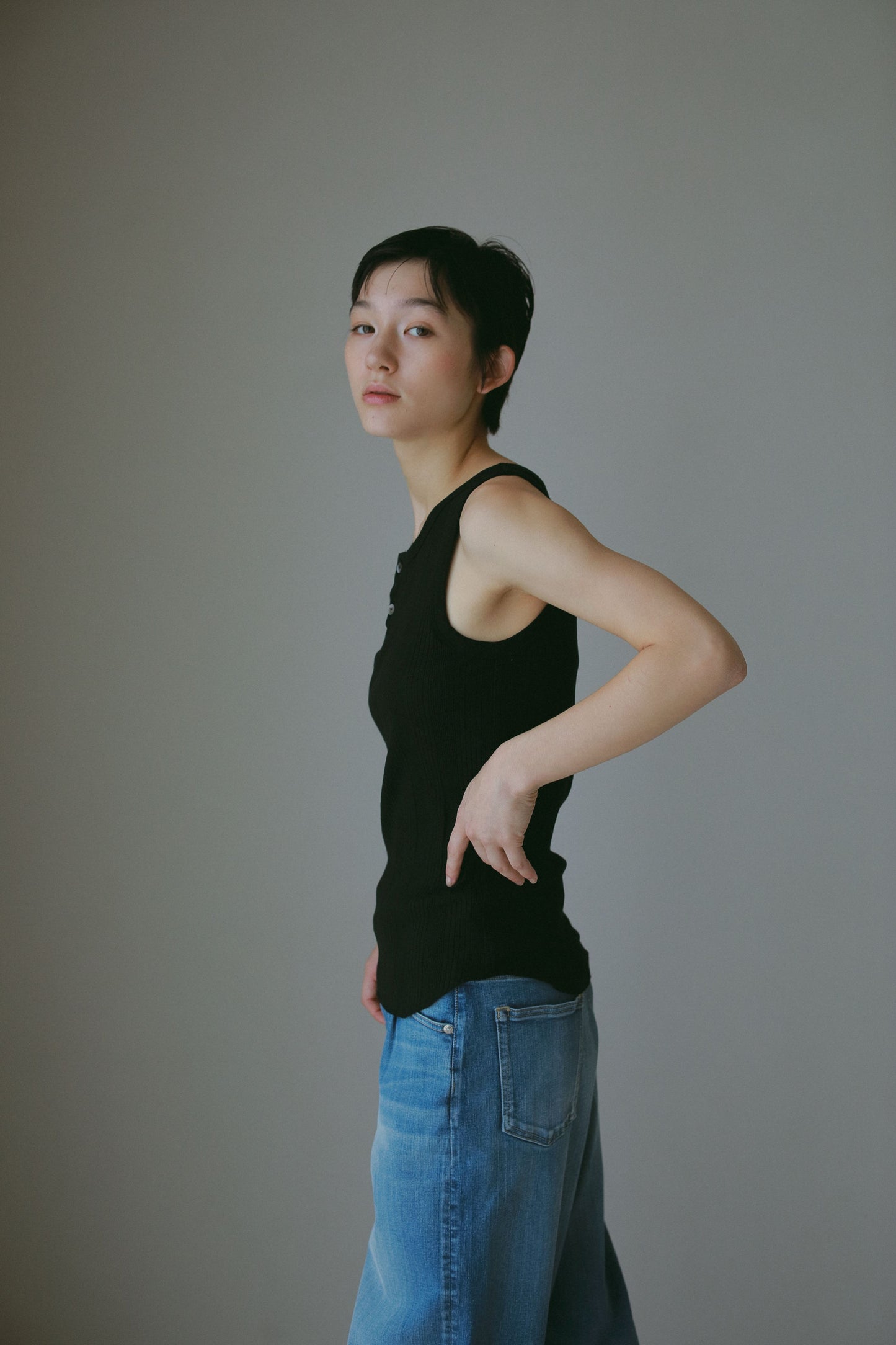 【SURT×CASA FLINE】カップ付ヘンリーネックトップス