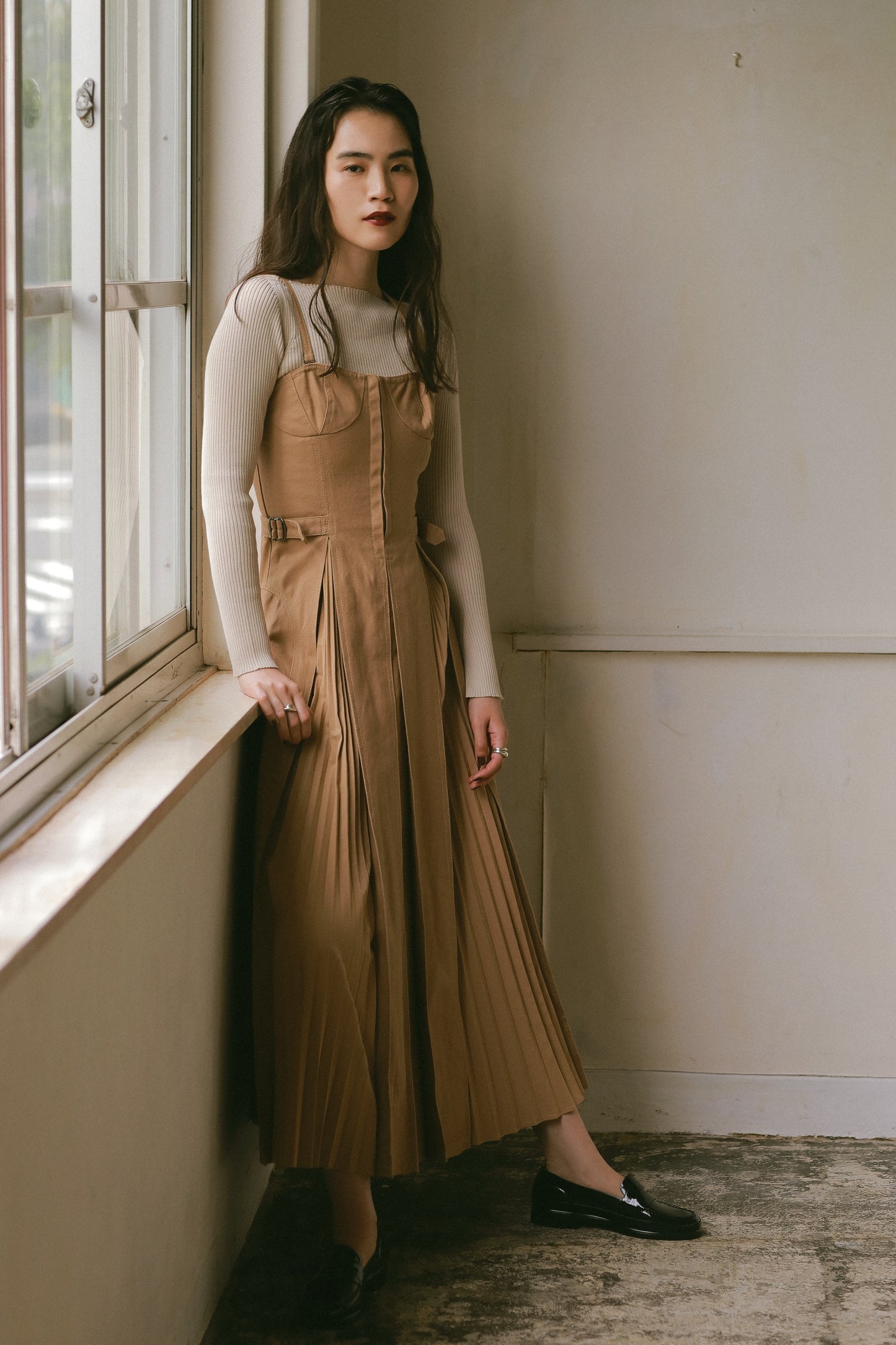 フロントホックプリーツワンピース