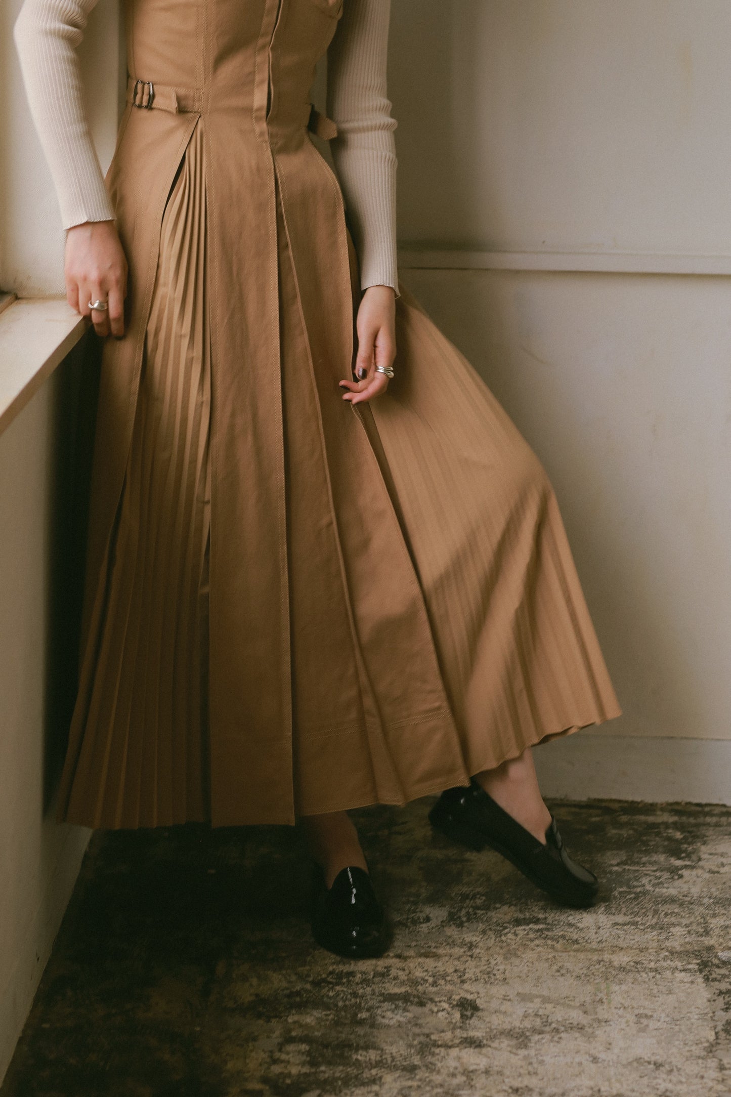 フロントホックプリーツワンピース