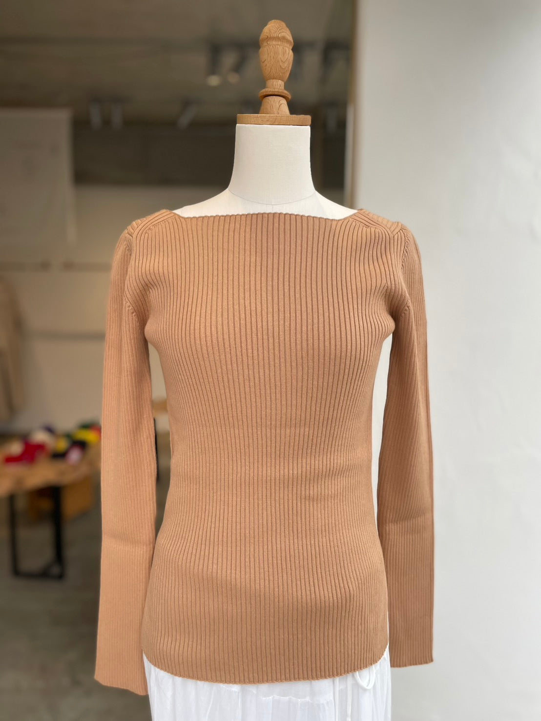 ボートネックリブニットトップス