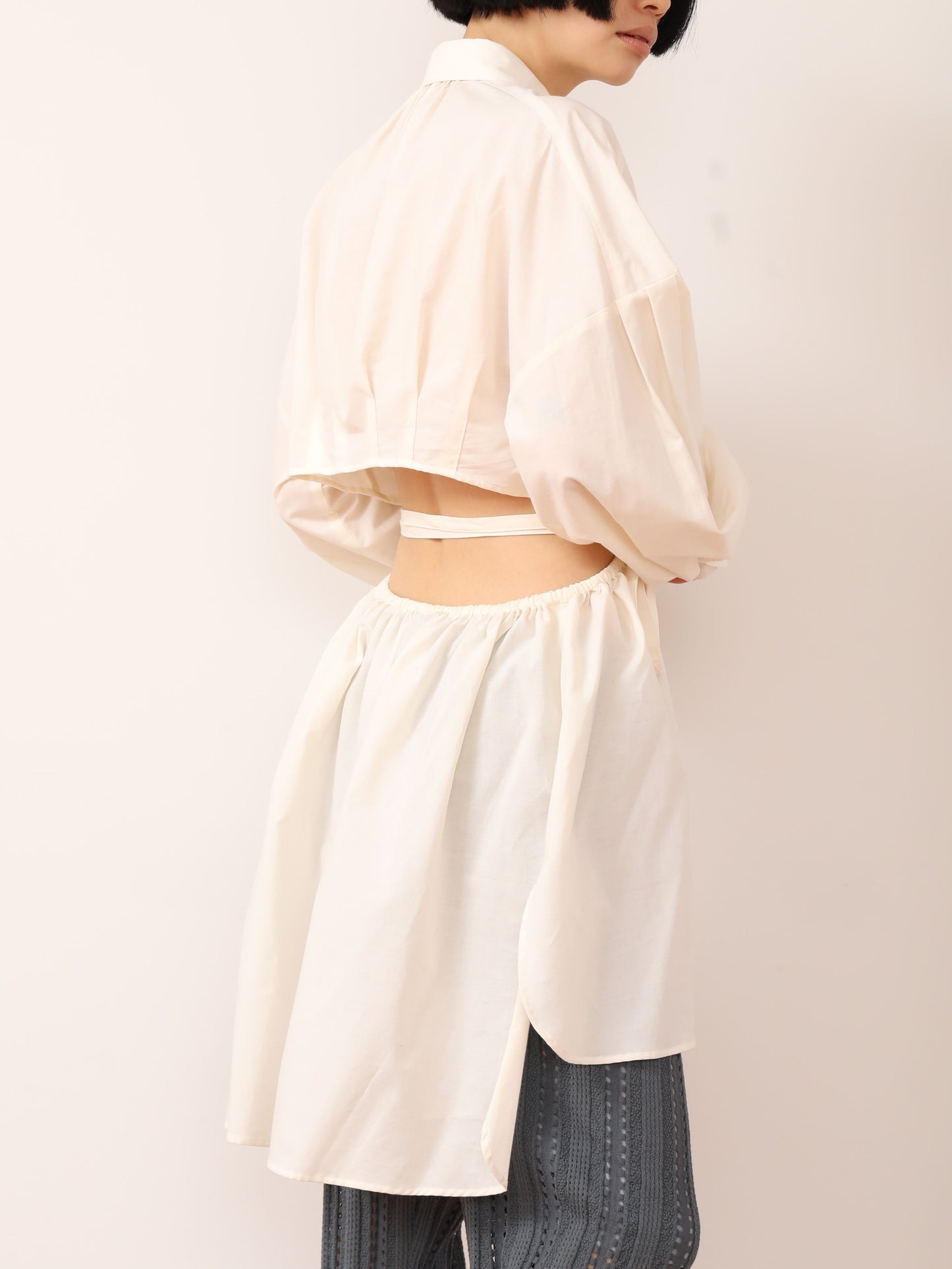 バックオープンボリュームシャツ