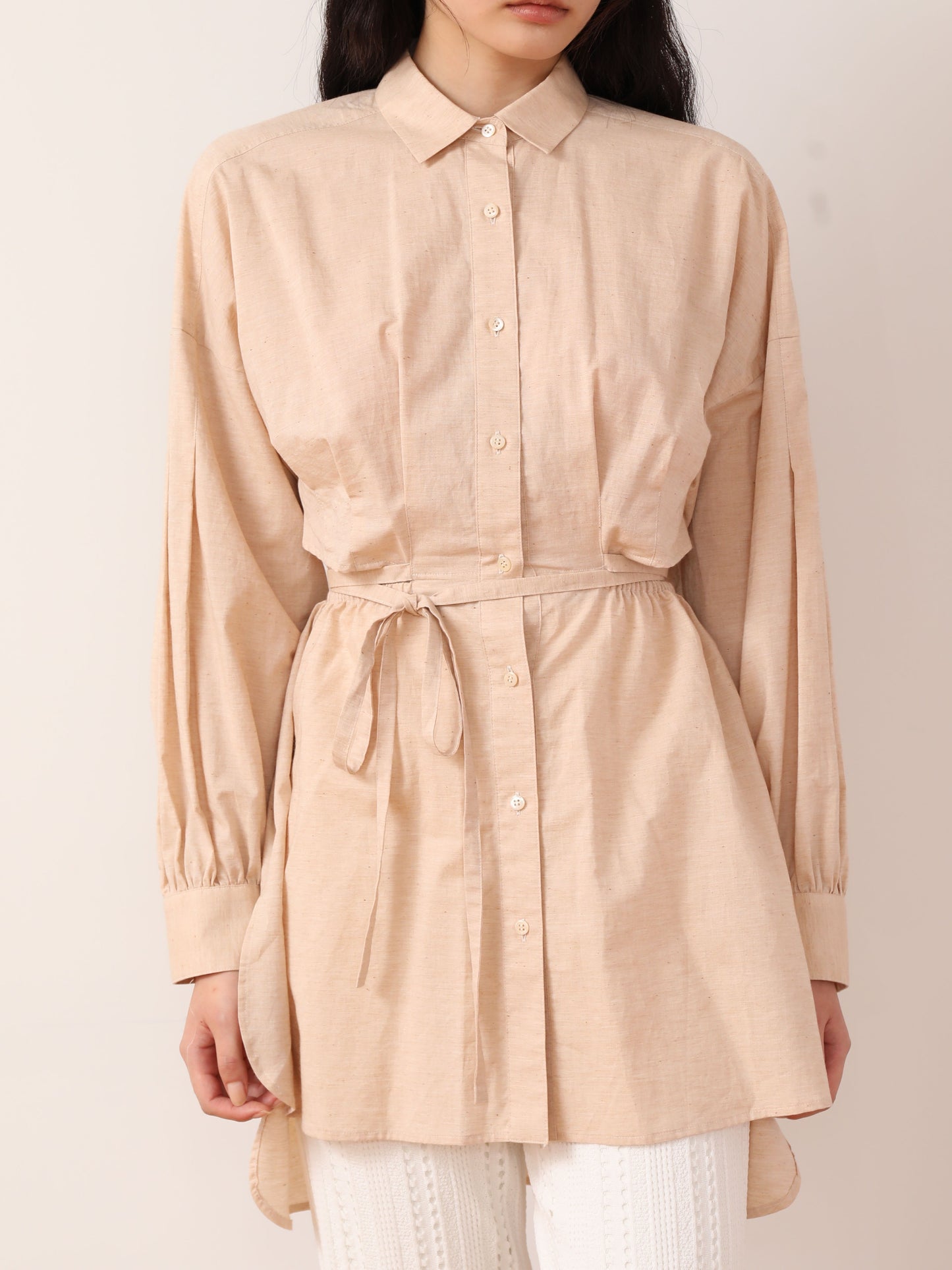 バックオープンボリュームシャツ