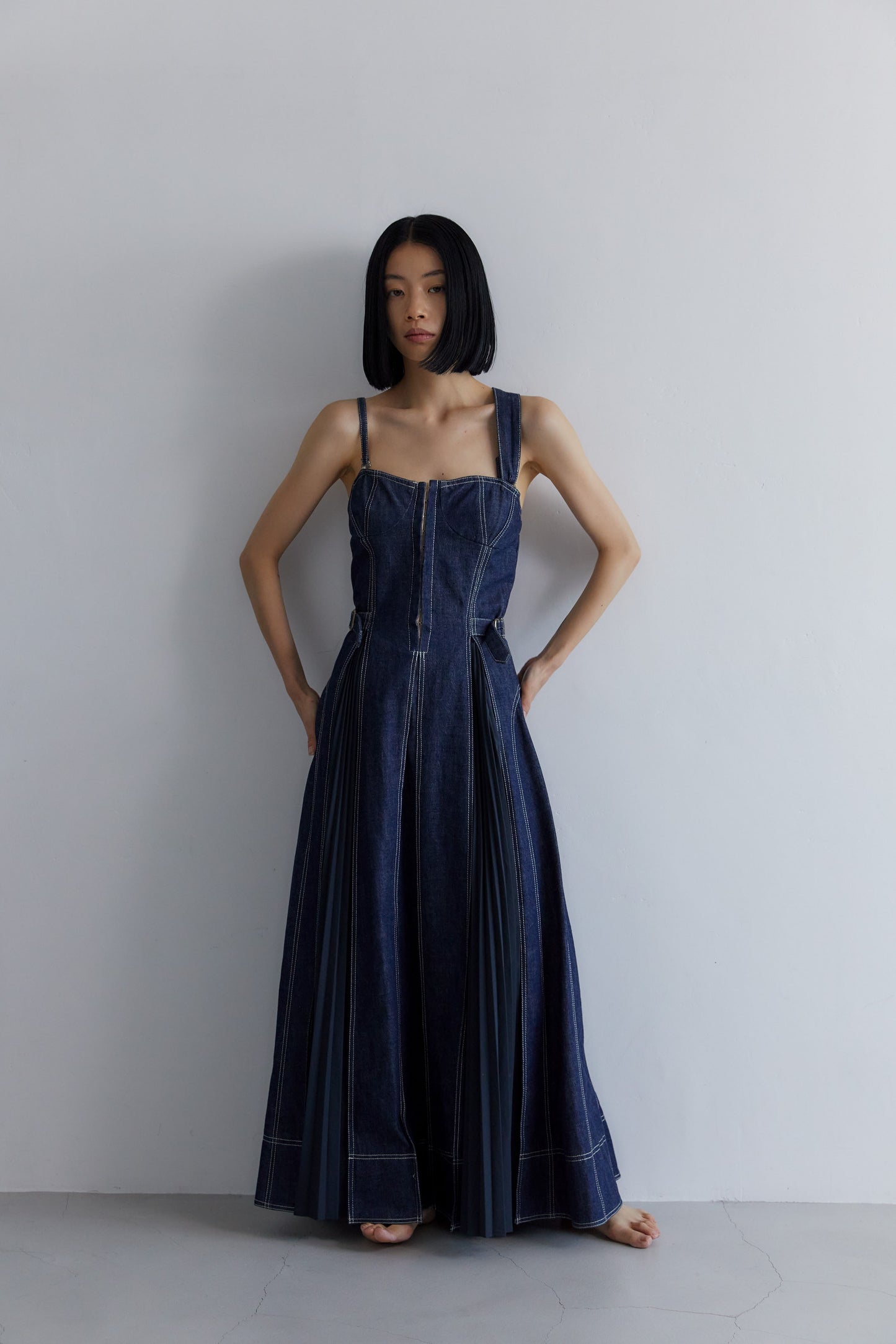 フロントホックプリーツワンピース