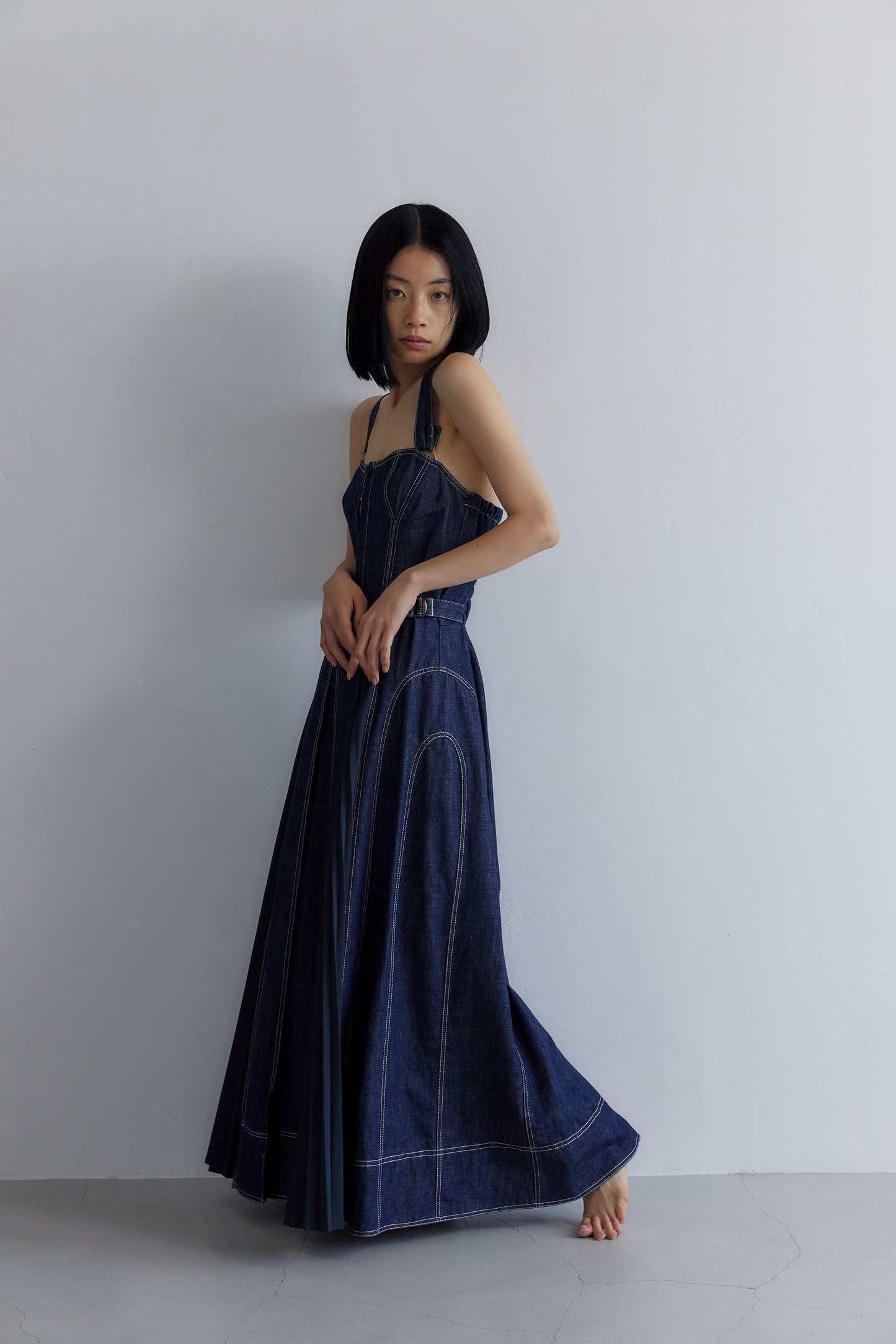 フロントホックプリーツワンピース