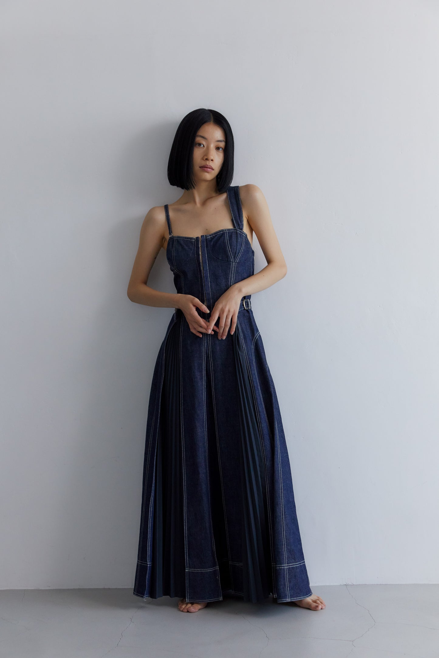 フロントホックプリーツワンピース