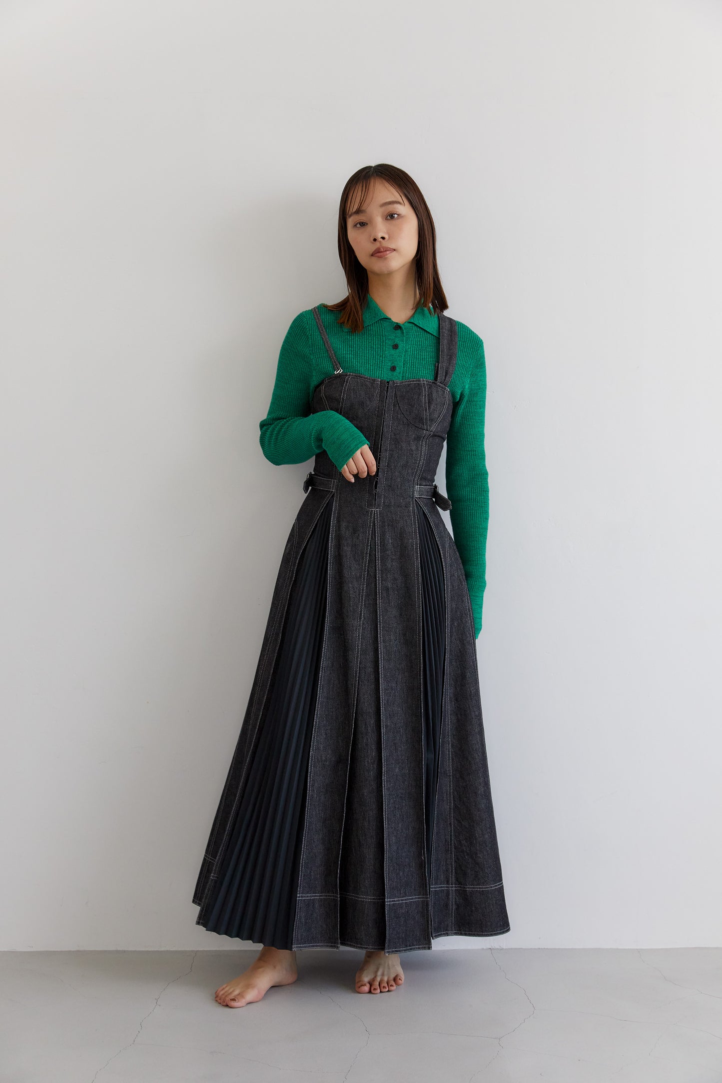 フロントホックプリーツワンピース