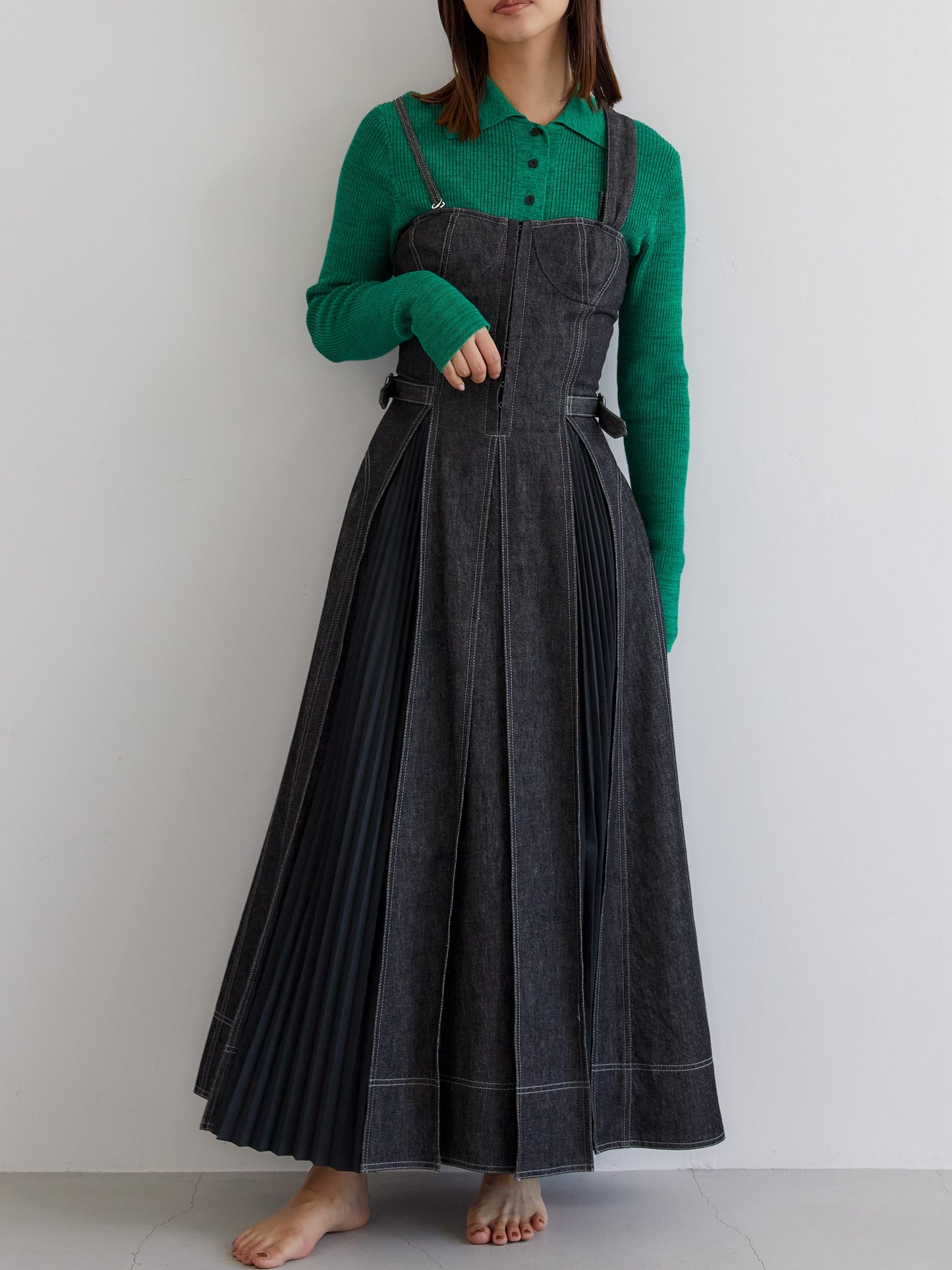 フロントホックプリーツワンピース