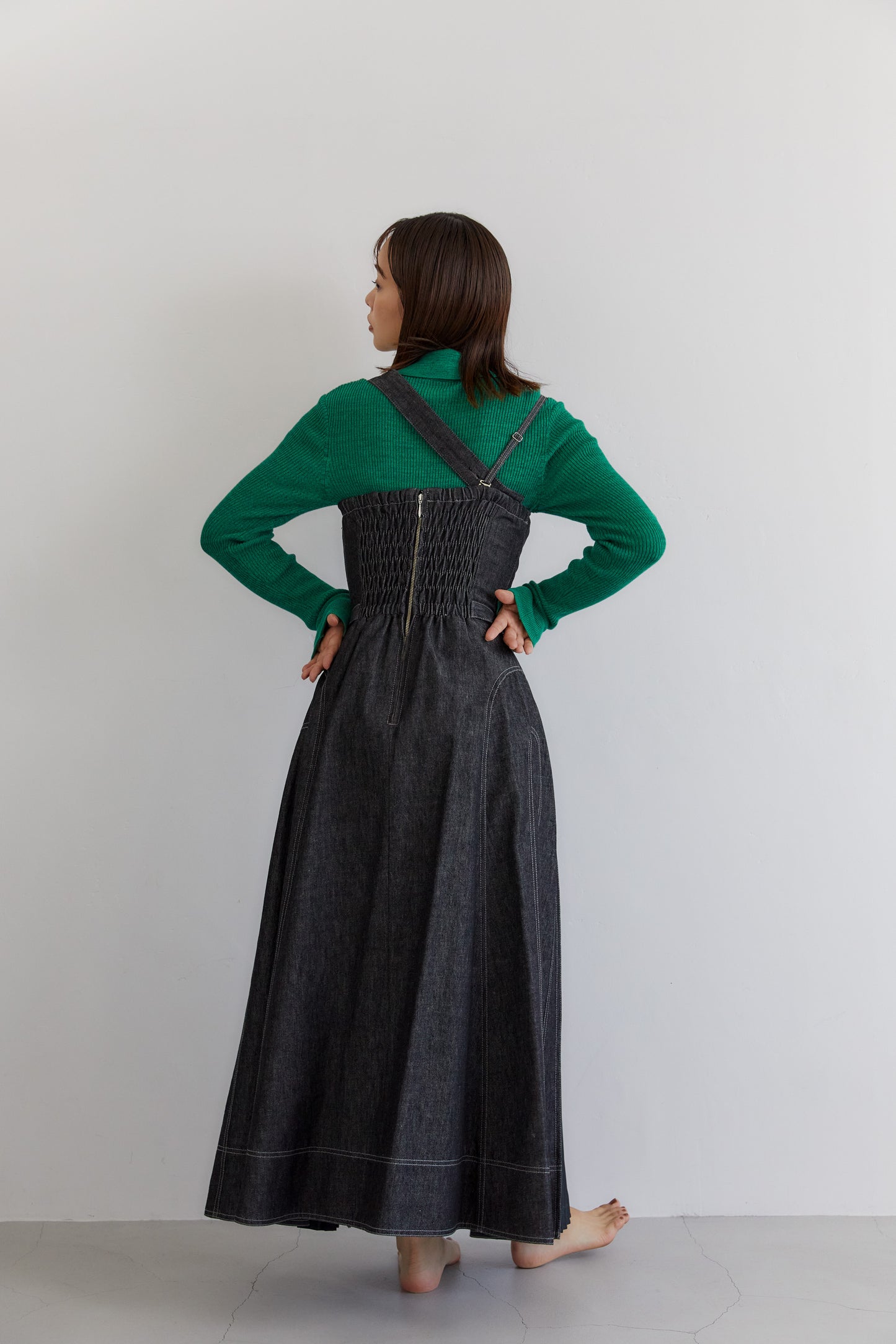 フロントホックプリーツワンピース