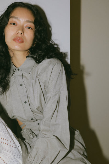 バックオープンボリュームシャツ