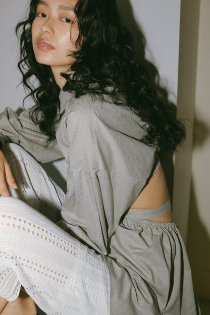 バックオープンボリュームシャツ