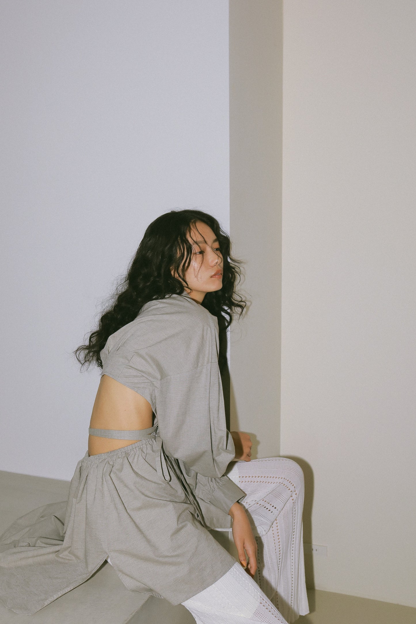 バックオープンボリュームシャツ