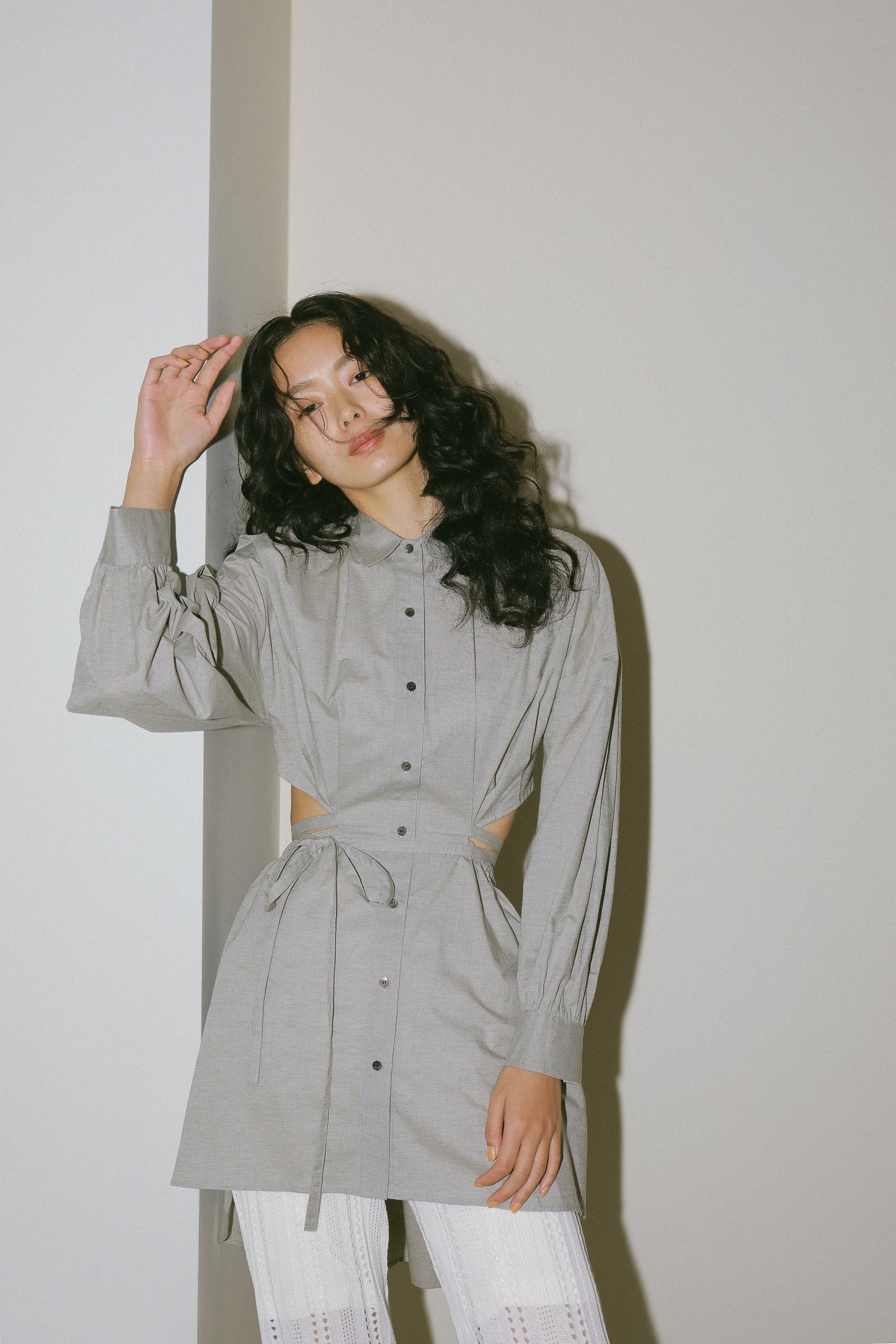 バックオープンボリュームシャツ