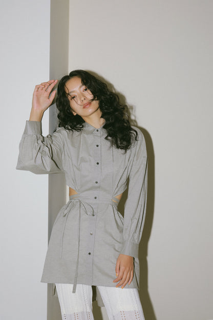 バックオープンボリュームシャツ