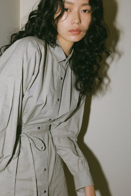 バックオープンボリュームシャツ