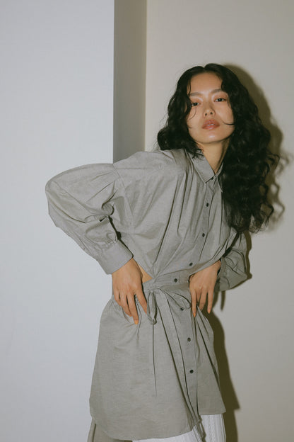 バックオープンボリュームシャツ