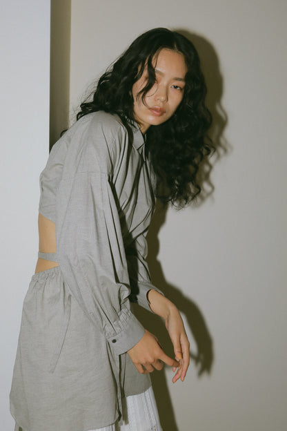 バックオープンボリュームシャツ