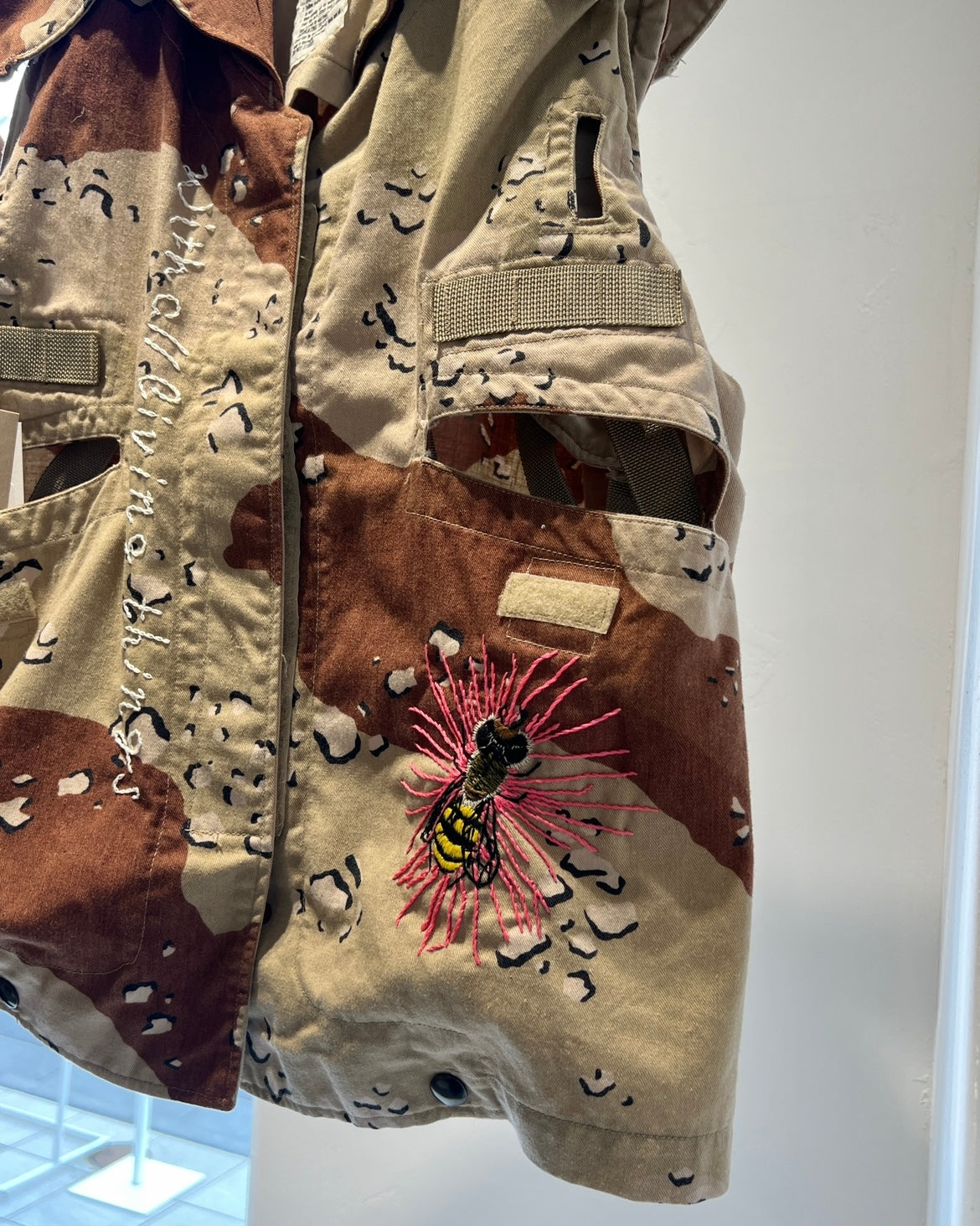 【THE SMORKY BRAINS】(REMAKE)HAND EMBROIDERED US ARMY PASGT VEST 
/ (JAPANESE HONEYBEE)