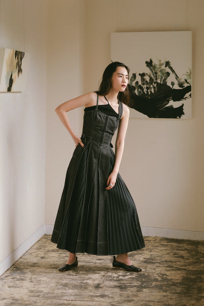 フロントホックプリーツワンピース