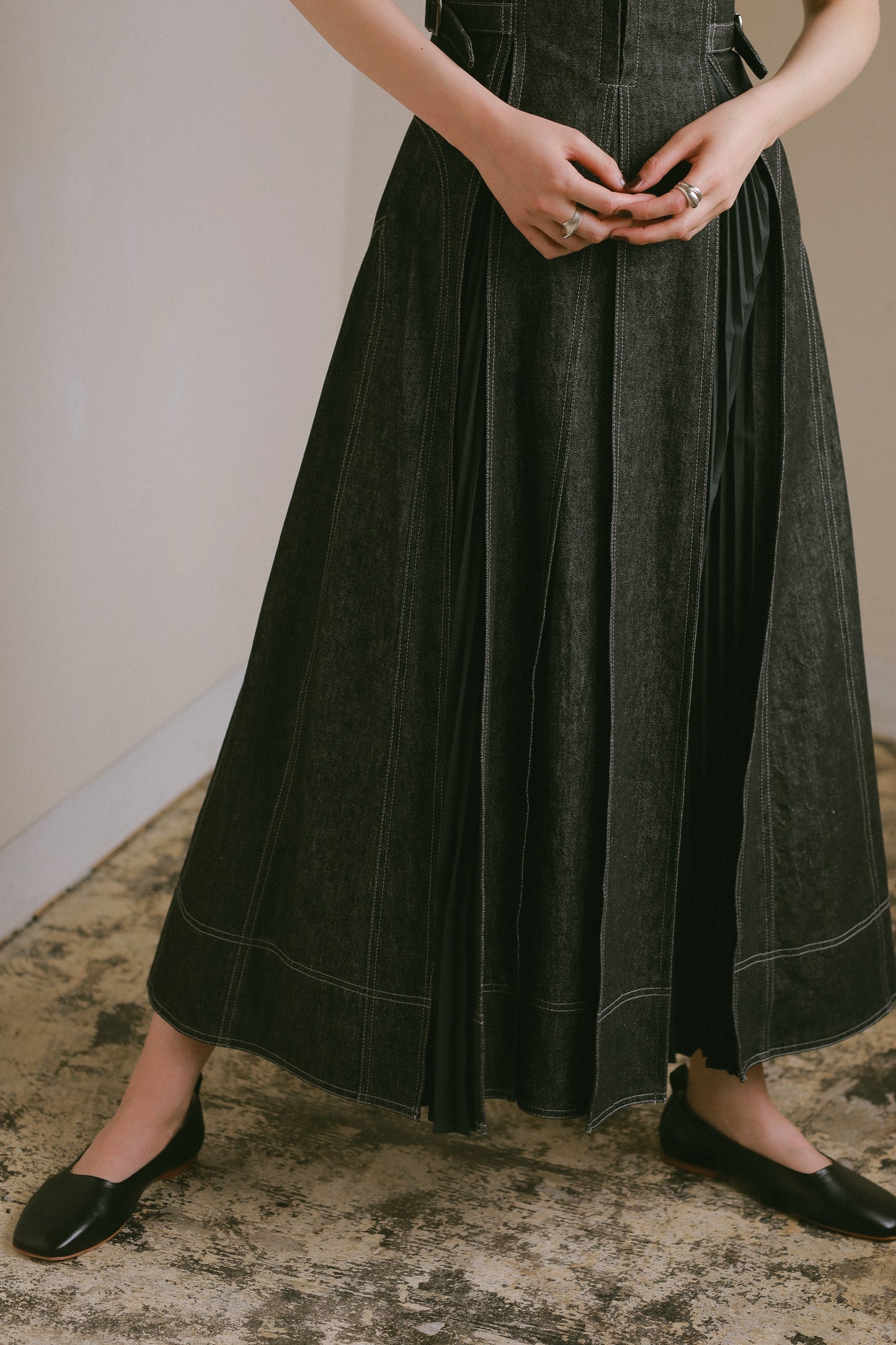 フロントホックプリーツワンピース