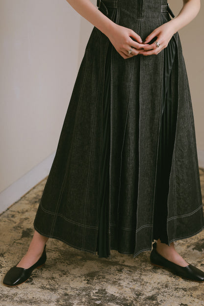 フロントホックプリーツワンピース