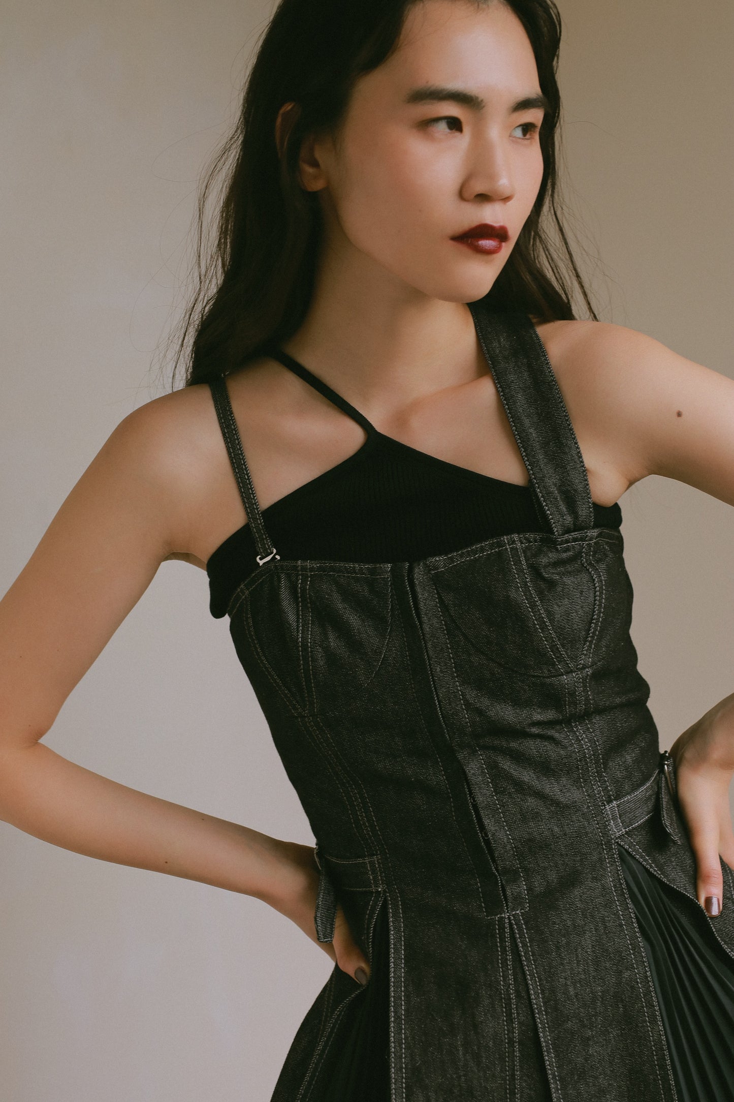 フロントホックプリーツワンピース