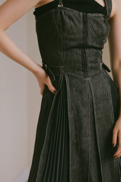 フロントホックプリーツワンピース