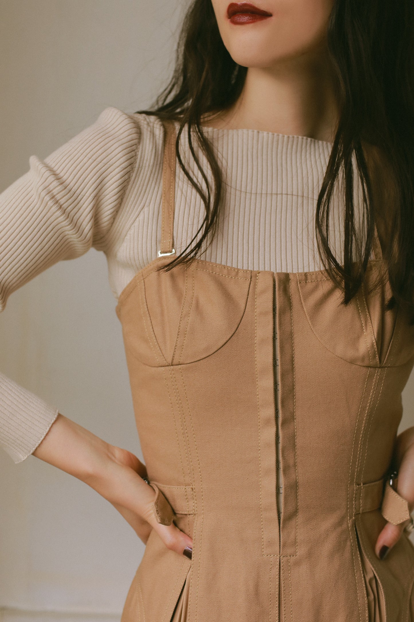 フロントホックプリーツワンピース