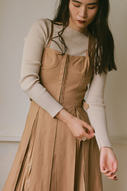 フロントホックプリーツワンピース