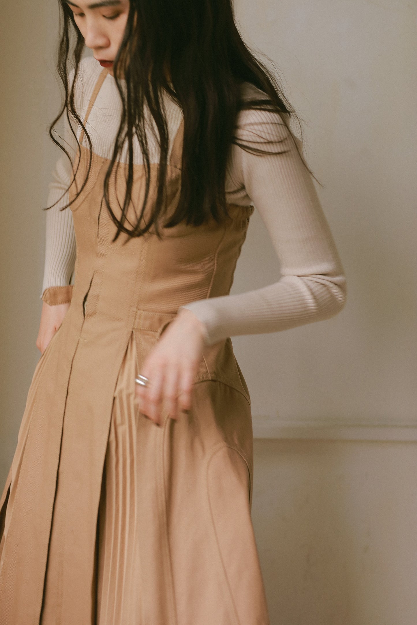 フロントホックプリーツワンピース