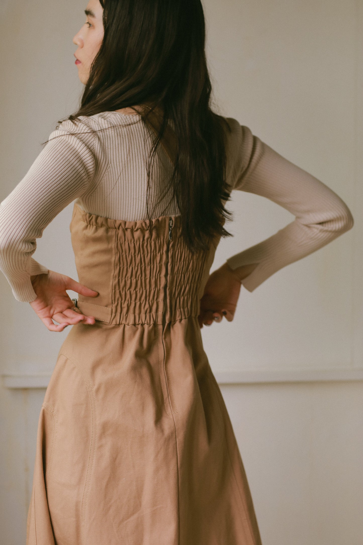 フロントホックプリーツワンピース