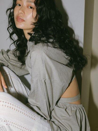 バックオープンボリュームシャツ